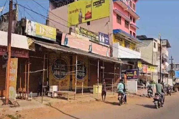 बीजापुर में नक्सली दहशत: दुकानें बंद, बसों के पहिए थमे