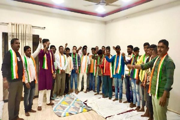  कांग्रेस पार्टी की रीति-नीति से प्रभावित होकर बीजापुर नगर के 15 युवाओं ने थामा कांग्रेस का हाथ 
