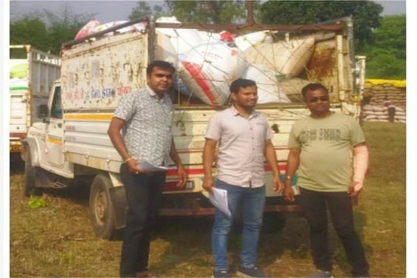 किसानों का धान बेचने के प्रयास में पकड़ाया व्यापारी, 225 कट्टा अवैध धान जब्त