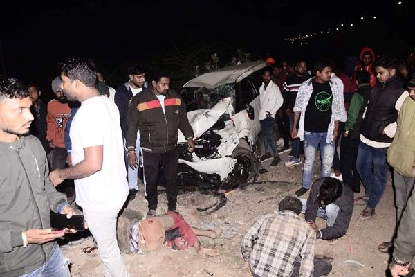 नशे में धुत कार चालक ने 4 लोगों को रौंदा, एक युवक की मौके पर मौत, 3 गंभीर