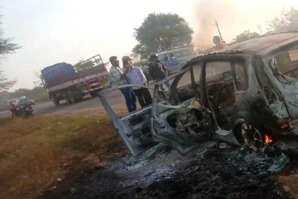 धमधा-रायपुर रोड में कार जलकर राख, बाल-बाल बचा चालक