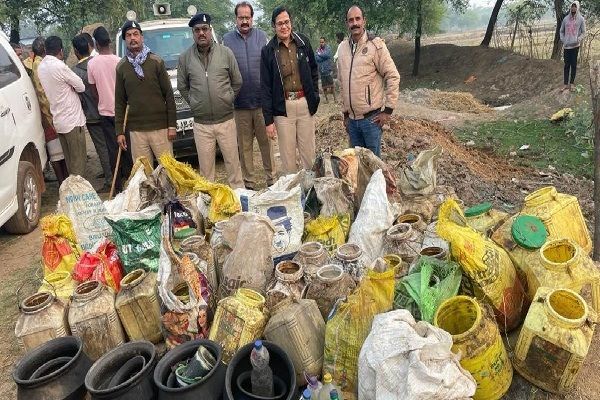 नए साल का जश्न मनाने तालाब के किनारे छिपा रखे थे भारी मात्रा में शराब, दो अरोपित पकड़े गए