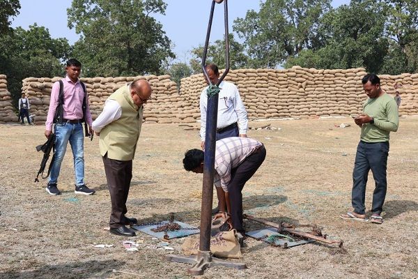  कलेक्टर ने किया मद्देड़ में धान खरीदी केन्द्र का निरीक्षण