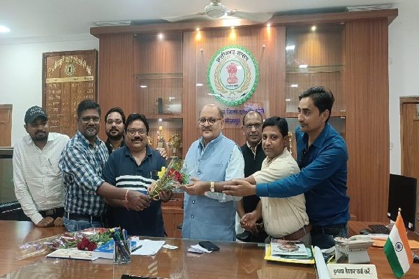  कर्मचारी फेडरेशन ने किया नवपदस्थ कलेक्टर का स्वागत