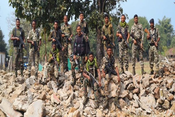 थाना बासागुड़ा क्षेत्रान्तर्गत नेण्ड्रा में माओवादियों द्वारा बनाये गये 03 माओवादी स्मरक ध्वस्त
