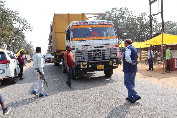  कलेक्टर ने ड्राइवर को दी समझाइस, परिवहन अधिकारी को दिए नियमों का पालन कराने निर्देश