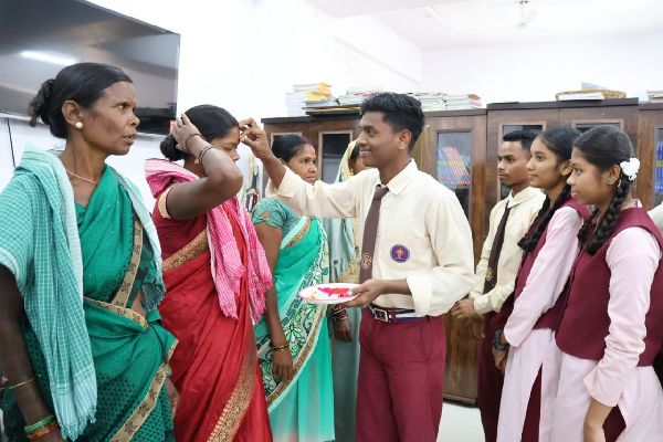 जिले के शैक्षणिक संस्थानों में हर्षोल्लास से मनाया गया बसंत पंचमी एवं मातृ-पितृ पूजन दिवस