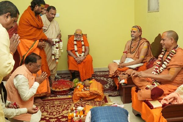 मुख्यमंत्री श्री विष्णु देव साय ने ज्योतिष पीठ के शंकराचार्य जगद्गुरु स्वामी श्री अविमुक्तेश्वरानंद सरस्वती जी तथा शारदा पीठ के शंकराचार्य जगद्गुरु स्वामी सदानंद सरस्वती जी के किए दर्शन