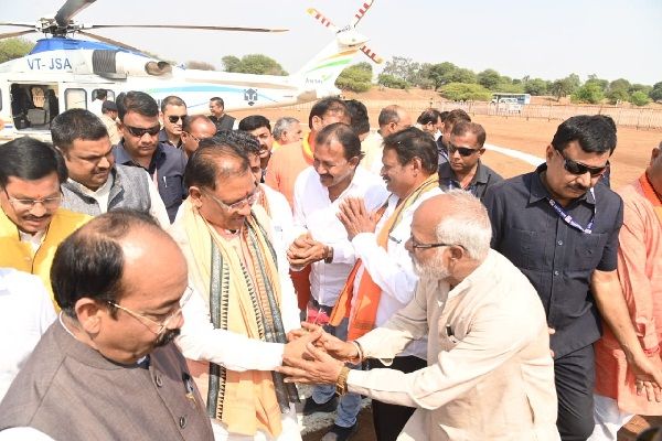 मुख्यमंत्री श्री विष्णु देव साय के भिलाई हेलीपैड पहुंचने पर जनप्रतिनिधियों और नागरिकों ने किया आत्मीय स्वागत