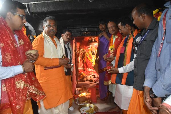 रायपुर : अंतर्राष्ट्रीय महिला दिवस के मौके पर दंतेवाड़ा पहुंचे मुख्यमंत्री श्री साय ने किया बस्तर की आराध्य देवी माँ दंतेश्वरी की पूजा-अर्चना