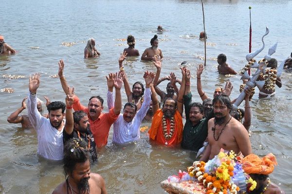 रायपुर : महाशिवरात्रि पर संगम में डुबकी लगाने उमड़ी श्रद्धालुओं की भीड़