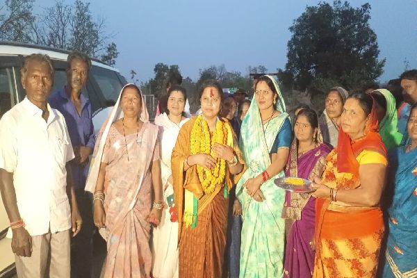 महासमुंद लोकसभा प्रत्याशी रूप कुमारी चौधरी का बिंद्रा नवागढ़ में ग्रामीणों ने किया आत्मीय स्वागत