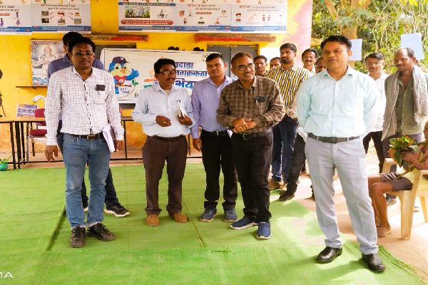  कलेक्टर ने सुदूर वनांचल के ग्राम कुमुड़कट्टा के ग्रामीणों को आगामी लोकसभा आम निर्वाचन में शत प्रतिशत मतदान करने की अपील की