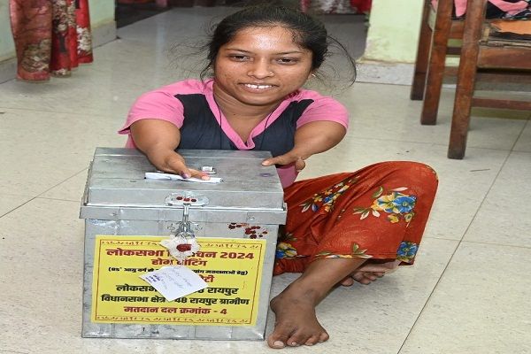  दिव्यांग शबनम ने की होम वोटिंग अपने ही हाथों से हस्ताक्षर कर मतपेटी में मतपत्र डाल किया मतदान