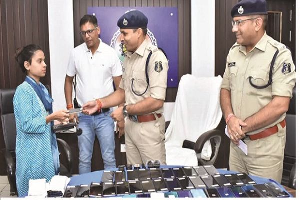 पुलिस ने खोज निकाले 170 गुम मोबाइल