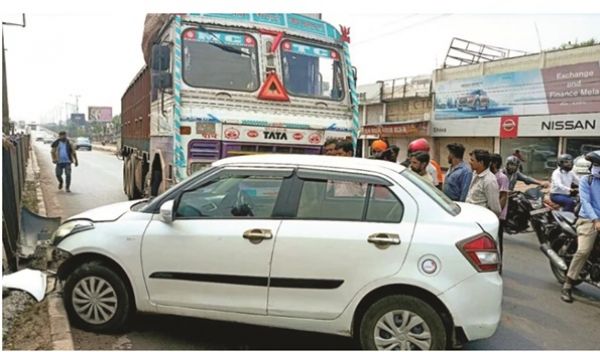 ओवरटेक करने के चक्कर में ट्रक की चपेट में आया कार चालक