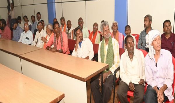 वाराणसी के मंच से प्रधानमंत्री नरेंद्र मोदी ने किया किसानों को संबोधित