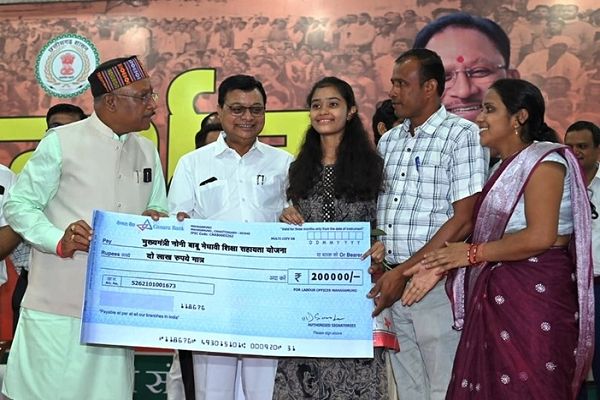  मुख्यमंत्री ने महासमुंद की डेनिशा को सौंपा दो लाख का चेक