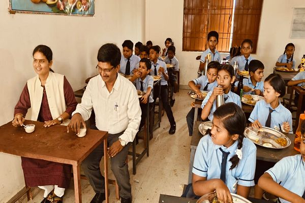पीएचई के ईई ने स्वामी आत्मानंद विद्यालय के छात्रों को दिया न्योता भोज