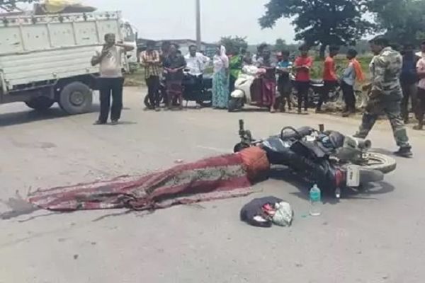 रायगढ़ जिला के धरमजयगढ़ रोड पर गुरुवार सुबह सड़क हादसा में ट्रक की टक्कर से बाइक सवार महिला की मौत हो गई