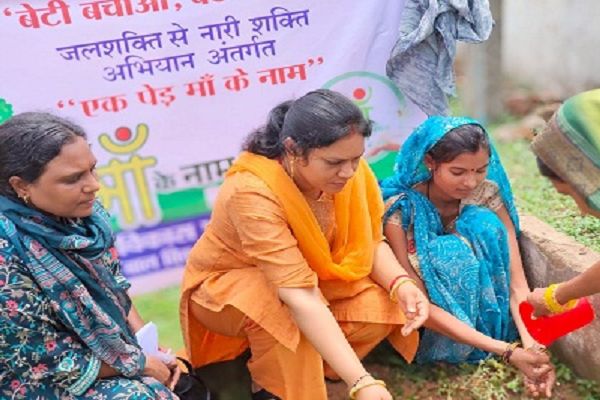  एक पेड़ मां के नाम अभियान में आंगनबाड़ी केंद्र में पौधरोपण