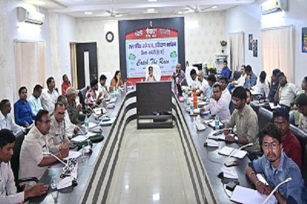 कलेक्टर नम्रता गांधी के निर्देशानुसार जल जगार उत्सव और वृक्षारोपण कार्यक्रम सहित स्वच्छता अभियान भी चलाया जा रहा है