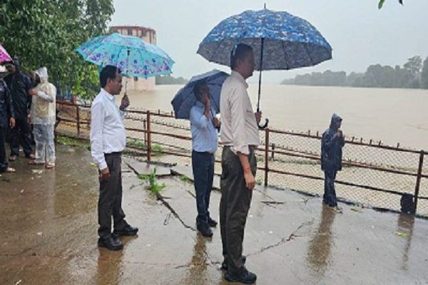 संभाग आयुक्त ने शिवनाथ नदी में बाढ़ की स्थिति का लिया जायजा