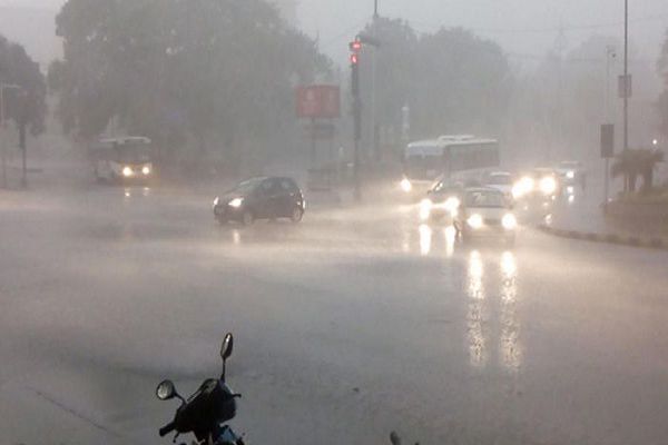 रायपुर समेत राज्य के अधिकांश जिलों में गरज चमक के साथ जमकर बारिश
