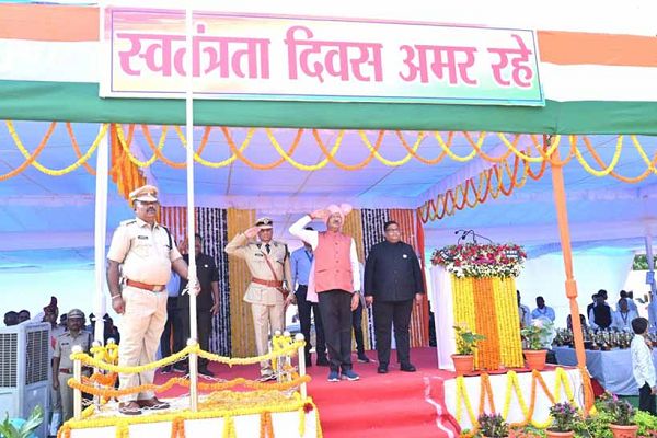 सांसद बृजमोहन ने गरियाबंद ध्वजारोहण कर परेड की सलामी ली