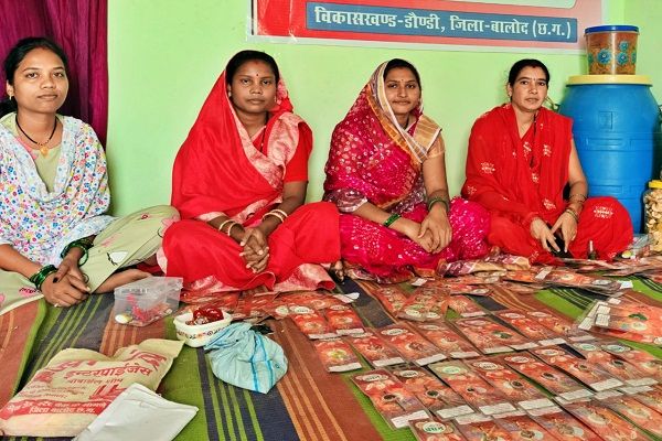 रक्षाबंधन के पर्व पर आकर्षक राखियाॅ बना रही है कुमुड़कट्टा की महिलाएं