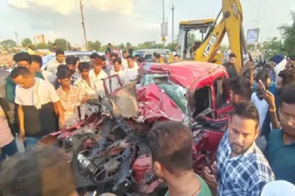  खड़े ट्रक में जा टकराई कार, ड्राइवर की मौत