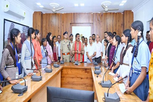 कबीरधाम की 59 मेघावी छात्राओं के हौसलों को मिली उड़ान