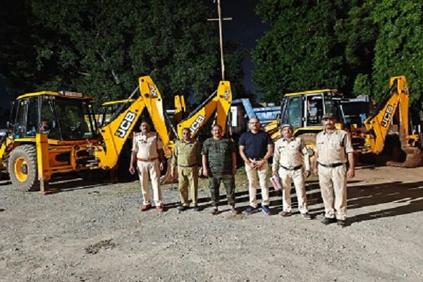 अवैध खनिज के विरुद्ध खनिज व पुलिस विभाग की संयुक्त दबिश, 7 हाईवा और 4 जेसीबी जब्त