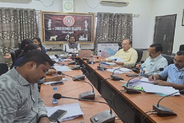 संभागायुक्त ने वीसी के जरिए ली कलेक्टरों की बैठक