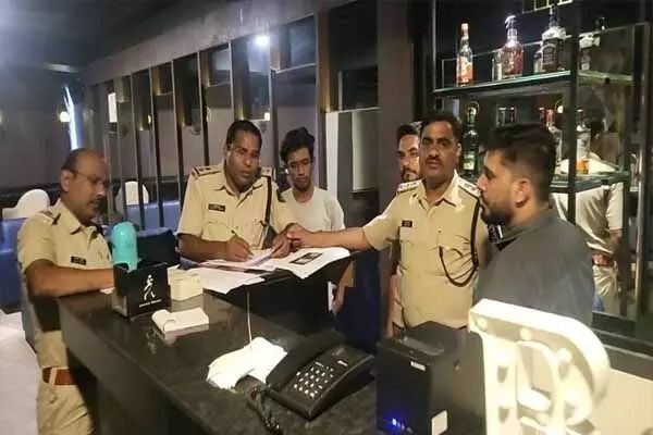बार में लड़कियों के लिए 'फ्री शॉट्स' का ऑफर, पुलिस ने कसा शिकंजा