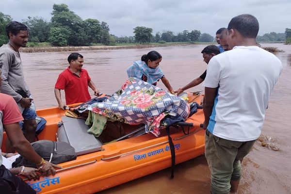 नदी पर जल स्तर बढ़ जाने पर नगर सेना की टीम ने गर्भवती महिला को सुरक्षित अस्पताल पहुंचाया