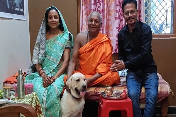'काका, आपने मुझे पहचाना'... 51 वर्षों बाद अपने गांव पहुंचे स्वामी विश्वज्योति