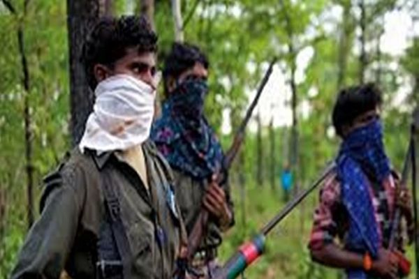 बीजापुर में नक्&zwj;सलियों ने दो ग्रामीणों को सरेआम फांसी पर लटकाया, मुखबिरी के शक में जनअदालत में दी सजा