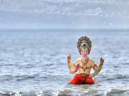 गणेश प्रतिमा विसर्जन हेतु तालाब निर्धारित किये गये है वहीं पर विसर्जन करें-आयुक्त।