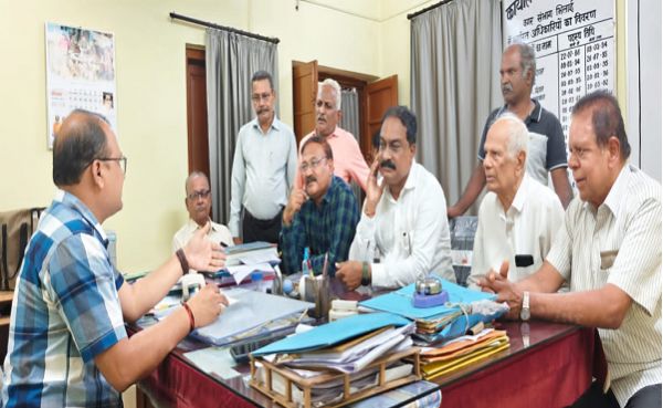 हुडको वासियों ने बदहाल विद्युत व्यवस्था को लेकर कार्यपालन अभियंता कार्यालय 32 बंगला पहुंच कर ज्ञापन सौंपा
