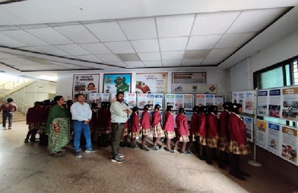 फ़ोटो प्रदर्शनी में प्रधानमंत्री नरेंद्र मोदी के जीवन और विकसित भारत की झलक