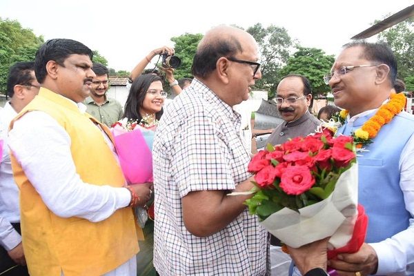 मुख्यमंत्री श्री साय का दुर्ग पहुंचने पर आत्मीय स्वागत