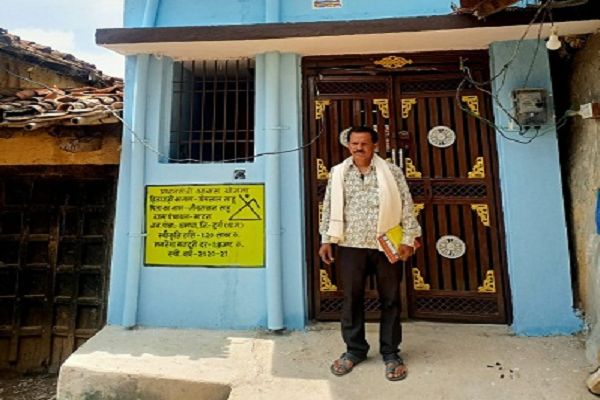 प्रधानमंत्री आवास से मिला पक्का छत