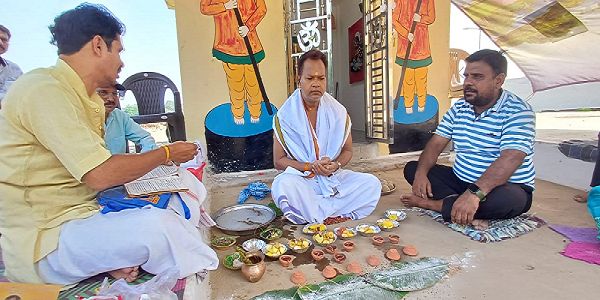 सरजू बांधा श्मशान घाट विकास समिति ने अज्ञात मृतकों का किया पिंडदान