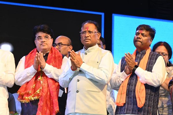 मुख्यमंत्री श्री विष्णु देव साय ने भगवान शिव के  रुद्राभिषेक और महाआरती में हुए शामिल  108 जल संरचनाओं से एकत्र जल का किया अर्पण