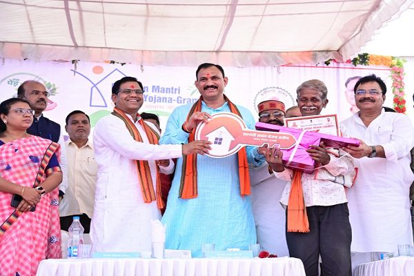 प्रधानमंत्री आवास के नाम पर नियम विरूद्ध कार्य करने पर होगी कड़ी कार्रवाई : प्रभारी मंत्री श्री जायसवाल