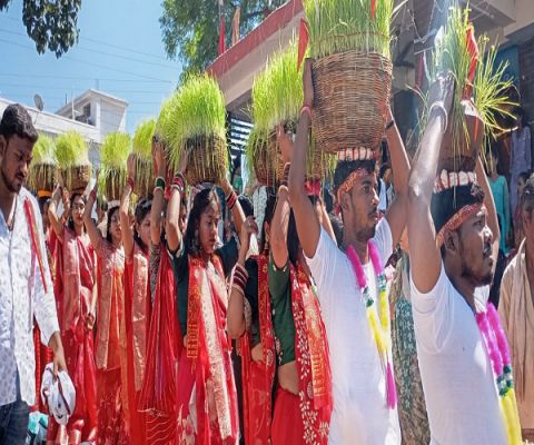 देवी प्रतिमा विसर्जन के लिए नगर के शीतला तालाब में उमड़ा जन सैलाब, भक्तो ने नम आँखों से दी माता को अंतिम विदाई