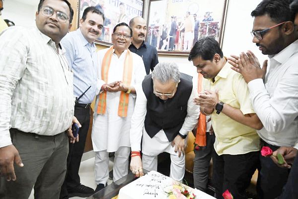  विधानसभा अध्यक्ष डॉ रमन सिंह को केक कटवाकर अजय रोहरा ने दी जन्मदिन की बधाई