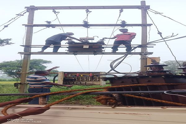  मुख्यमंत्री कैंप कार्यालय की पहल पर ग्राम रायकेरा में लगाया गया ट्रांसफार्मर