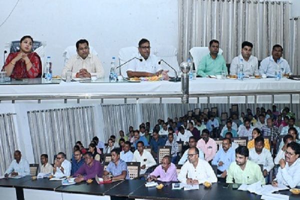 आरआई, पटवारी राजस्व प्रकरणों के निराकरण में सक्रियता से दे योगदान : कलेक्टर